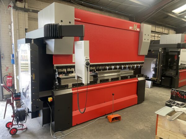 Amada HFE M2 100t 3m stk 1986 B