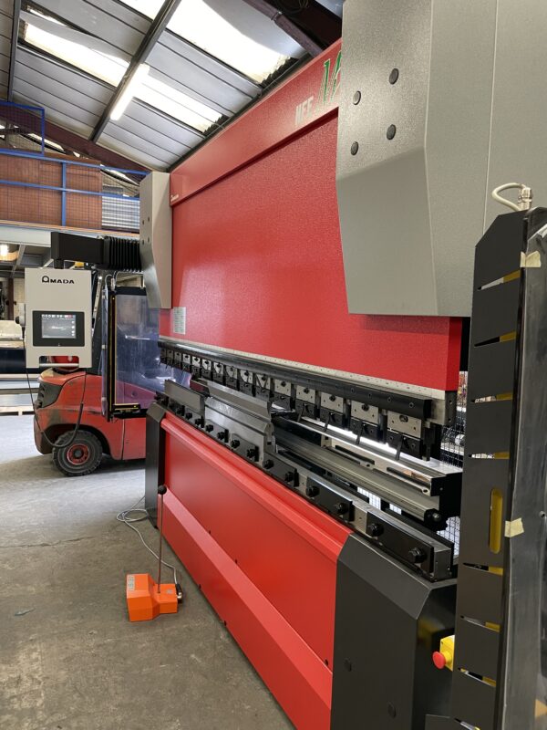 Amada HFE M2 100t 3m stk 1986 D